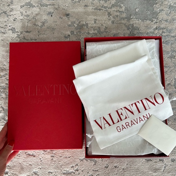 New Valentino Garavani V-Logo Pumps - Picture 6 of 11